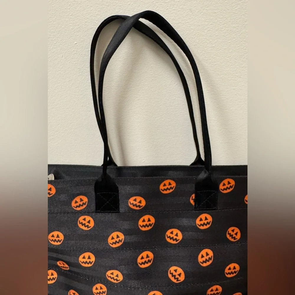 Harvey’s Seatbelt Bag Disney Nightmare Before Christmas - Picture 3 of 12